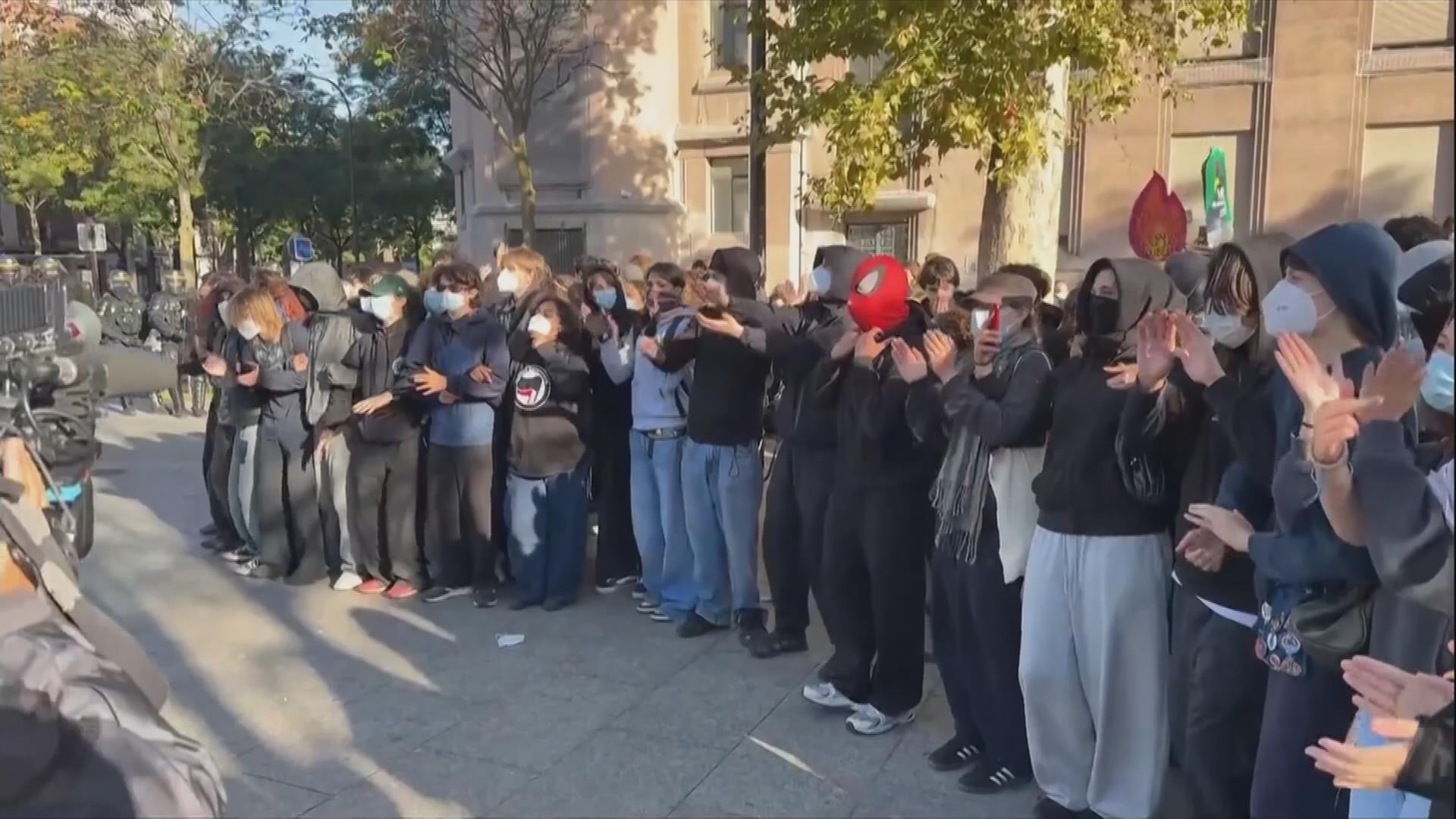 Protest von einer Gruppe junger Leute