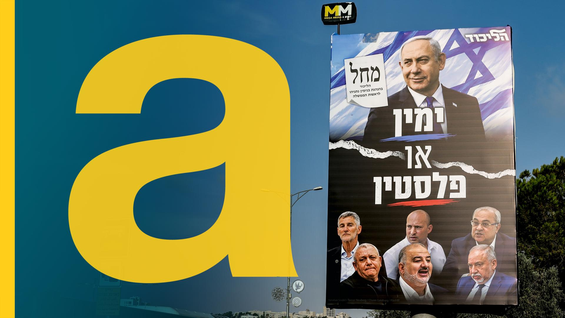 Ein großes Wahlplakat hängt an einem Mast an einer Straße. Oben ist Netanjahu zu sehen, unten sechs andere Politiker.