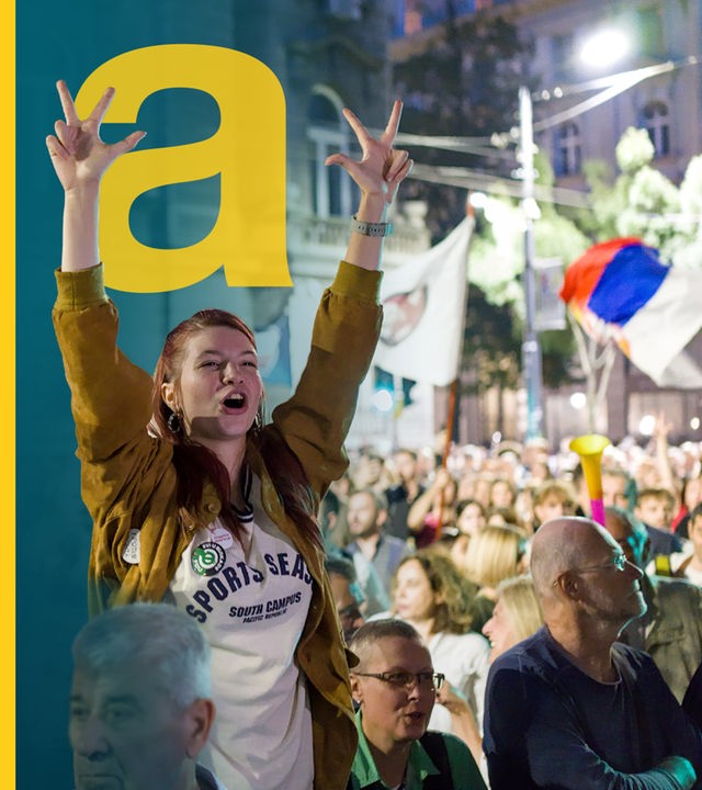 Eine Demonstrantin der Bewegung ''Student List - Students Win'' zeigt eine Handgeste mit drei gespreizten Fingern.