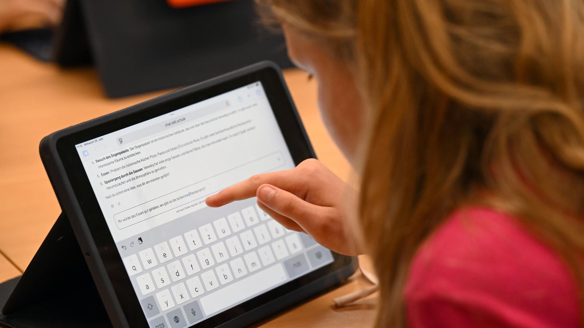  KI recherchiert, verfasst Texte. Wir schauen auf den Bildschirm und warten ab. Verlernen wir nach und nach das eigenständige Denken? (BIld: Mädchen am Bildschirm)