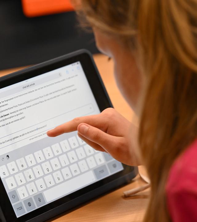  KI recherchiert, verfasst Texte. Wir schauen auf den Bildschirm und warten ab. Verlernen wir nach und nach das eigenständige Denken? (BIld: Mädchen am Bildschirm)