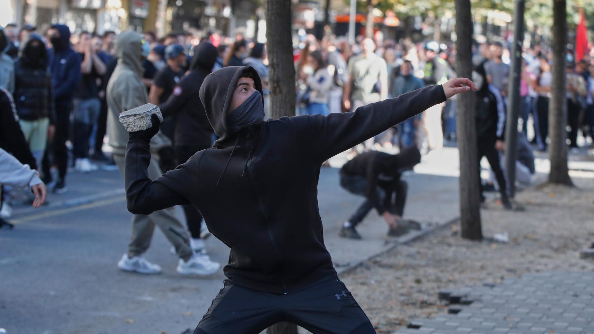 In der Hauptstadt Tirana schlagen Demonstrationen in Gewalt um - wie vorher bereits in Frankreich und Italien. Auch in vielen weiteren europäischen Staaten gehen Tausende auf die Straßen. Gibt es ein Thema, das die Proteste verbindet?