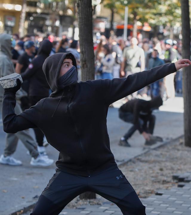 In der Hauptstadt Tirana schlagen Demonstrationen in Gewalt um - wie vorher bereits in Frankreich und Italien. Auch in vielen weiteren europäischen Staaten gehen Tausende auf die Straßen. Gibt es ein Thema, das die Proteste verbindet?
