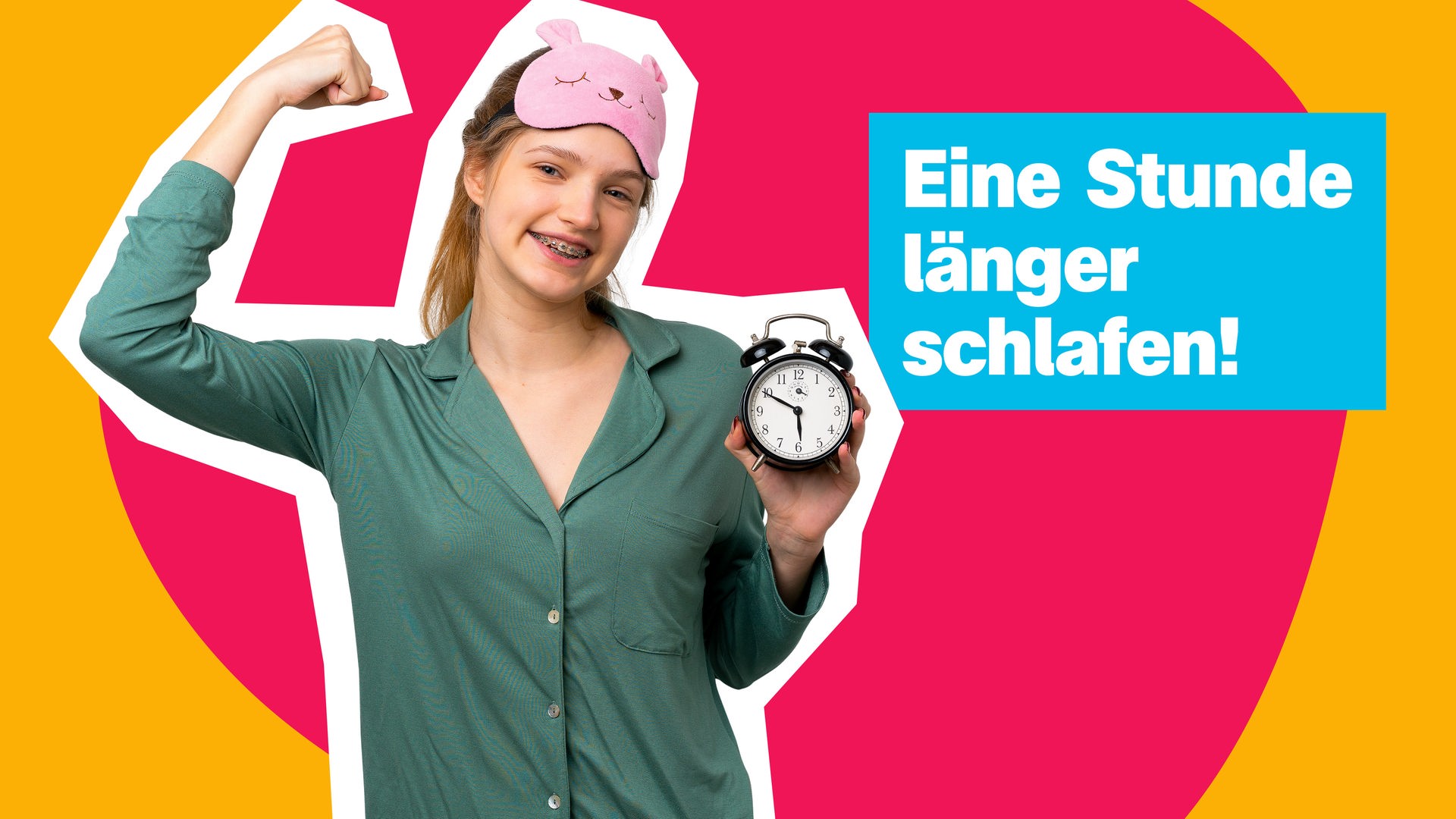 Eine Stunde länger schlafen!; Ein Mädchen mit rosa Schlafmaske auf dem Kopf hält jubelnd einen Wecker hoch.