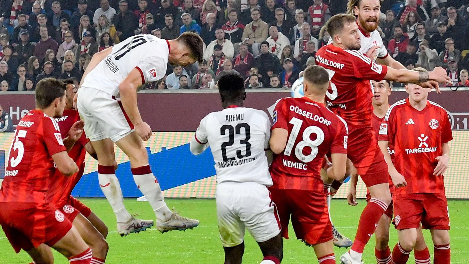 Kaiserslauterns Daniel Hanslik erzielt das Tor zum 4:2 gegen Fortuna Düsseldorf.