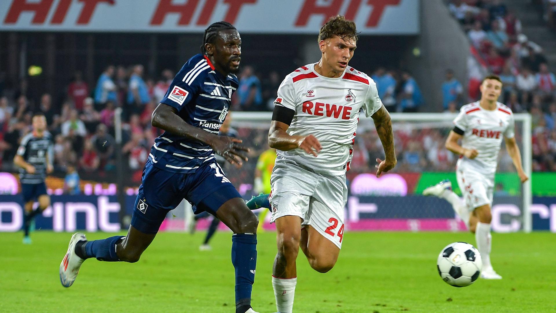Ein Laufduell um den Ball zwischen Bakery Jatta (Hamburg) und Julian Pauli (Köln) beim Auftaktspiel der 2. Bundesliga.