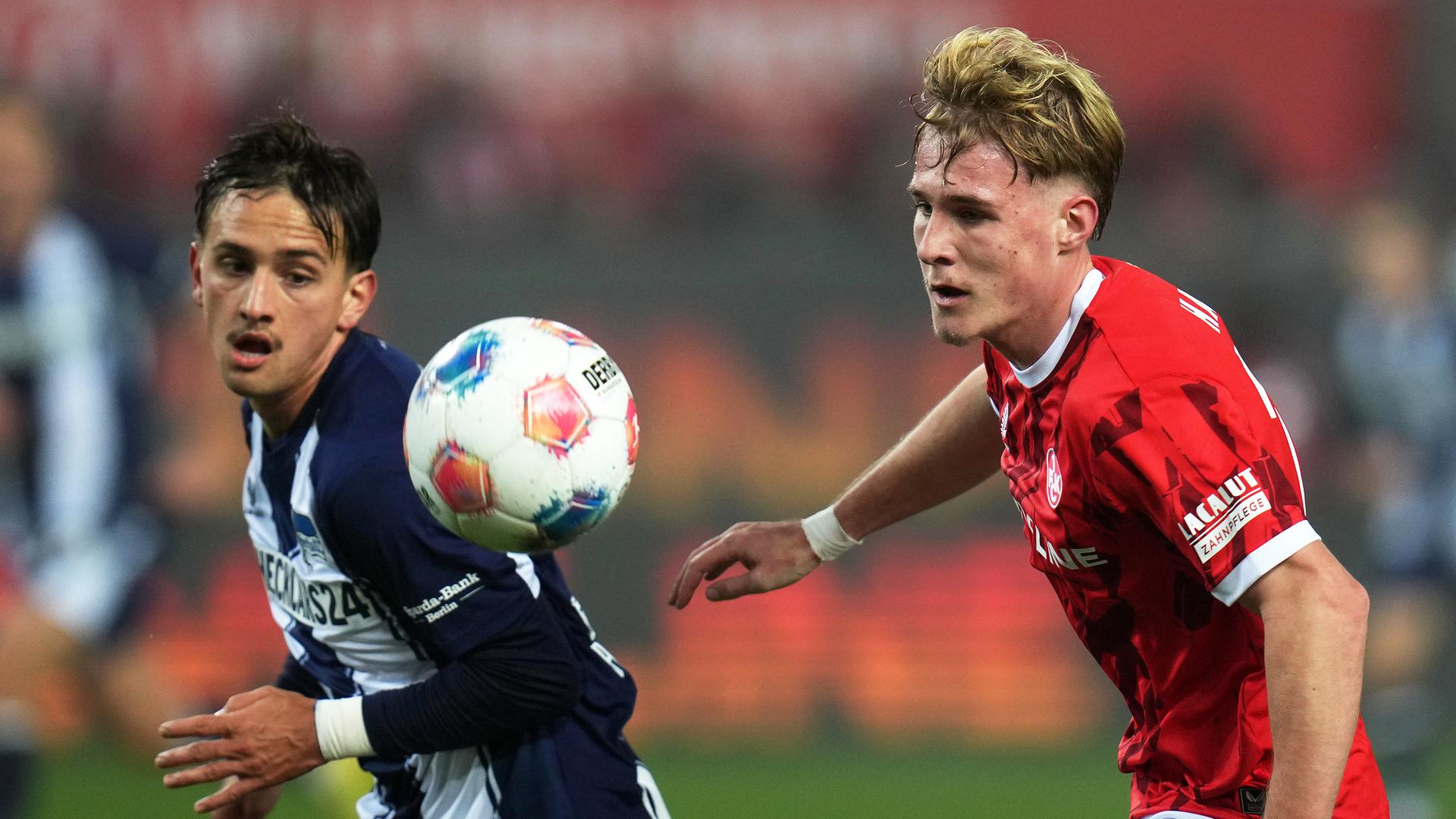Kaiserslauterns Mika Haas und Michal Karbownik von Hertha BSC kämpfen um den Ball.