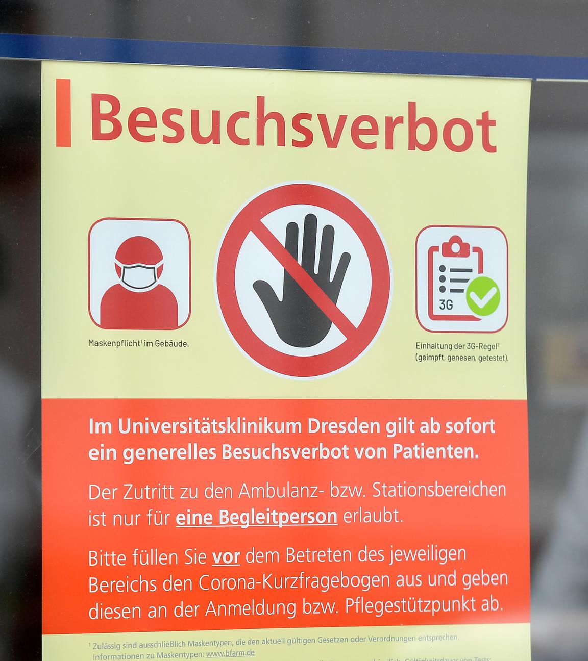 Dresden: "Besuchsverbot" Schild an der Tür eines Krankenhauses. Archivbild