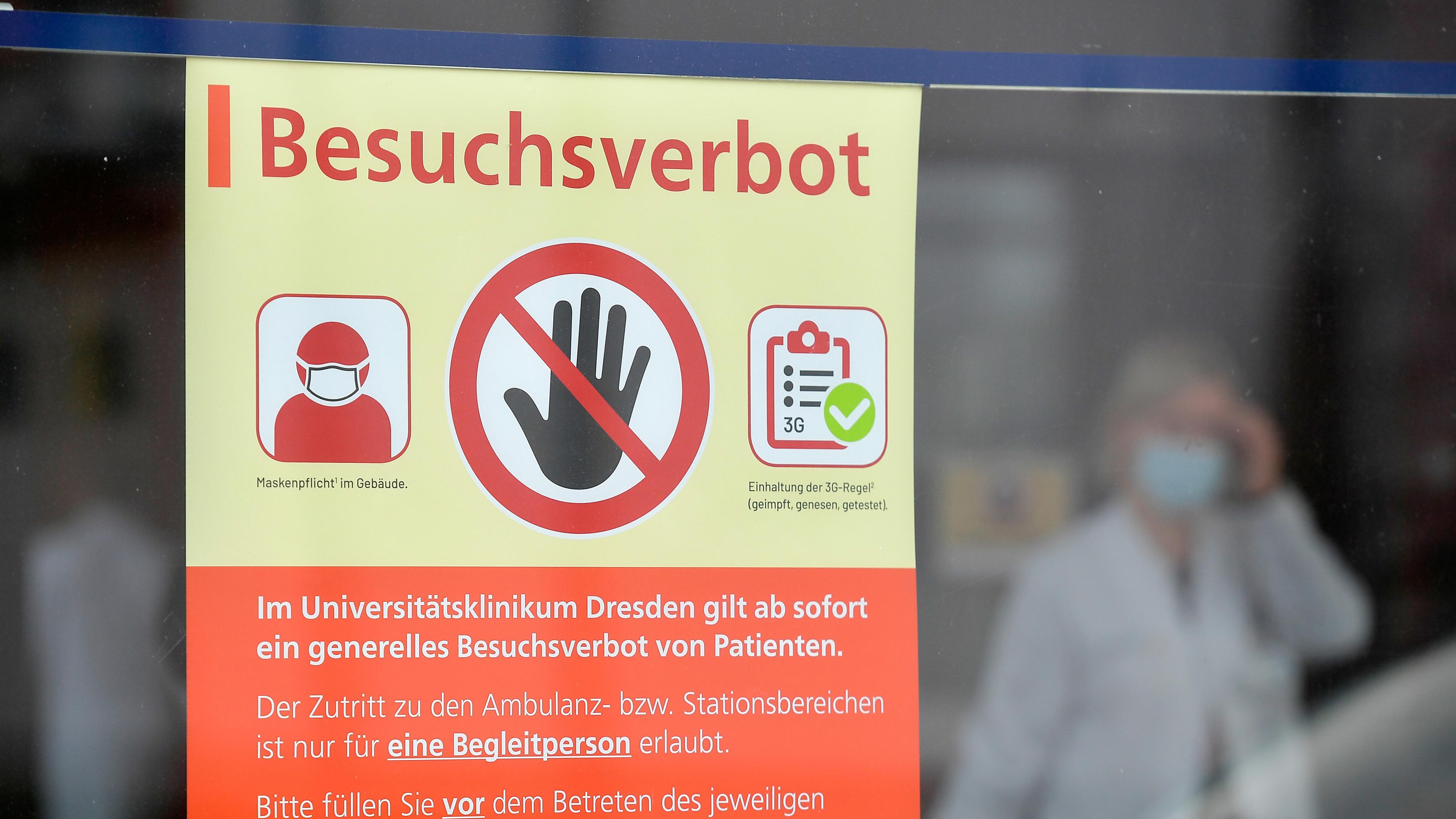 Dresden: "Besuchsverbot" Schild an der Tür eines Krankenhauses. Archivbild