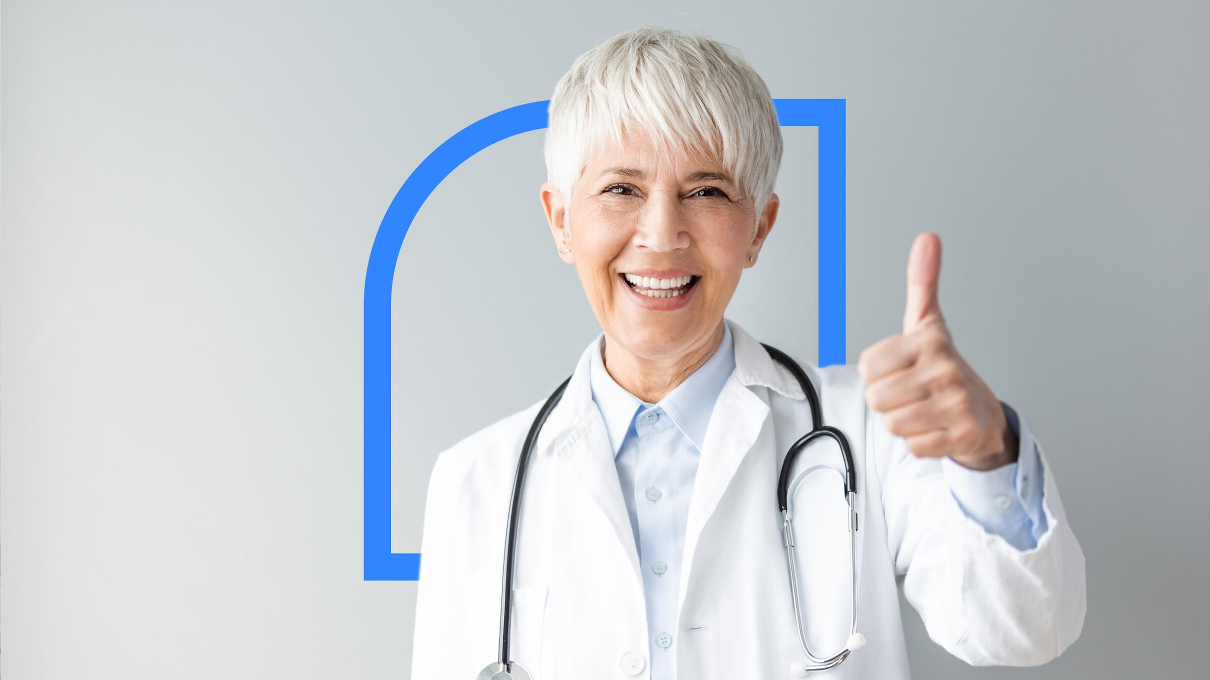 Ärztin zeigt Daumen nach oben