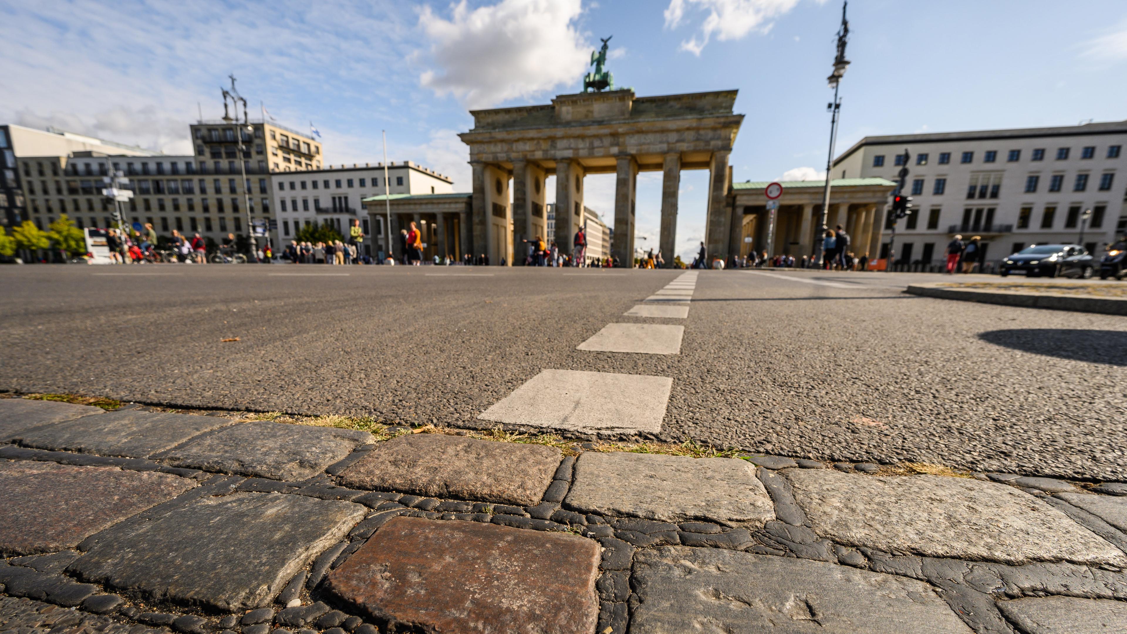 Archiv: Pflastersteine vor dem Brandenburger Tor in Berlin am 10.09.2019