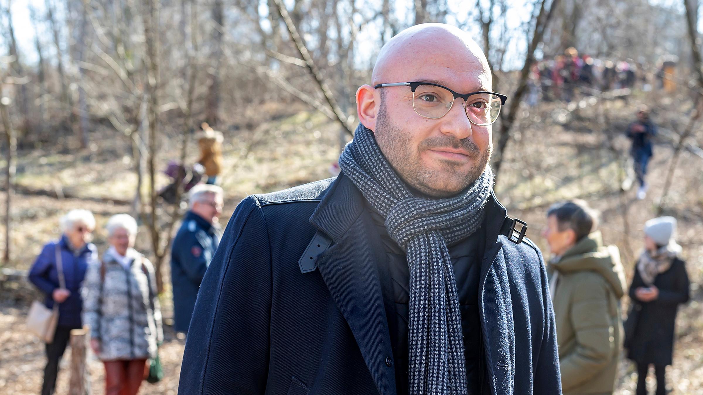 Oberbürgermeister René Wilke bei der Eröffnung eines Märchenwaldes auf dem Gelände der früheren Freilichtbühne am Lienaupark in Frankfurt Oder.