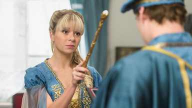 Lily steht vor Peter und hält einen Zauberstab in der Hand