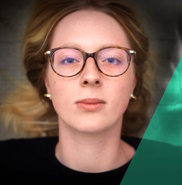 Eine junge Frau schaut nach oben