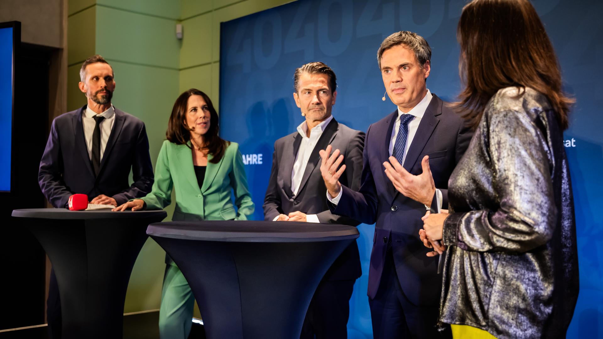 Drei Männer und zwei Frauen stehen in einer Reihe. ZDF-Intendant Himmler spricht.