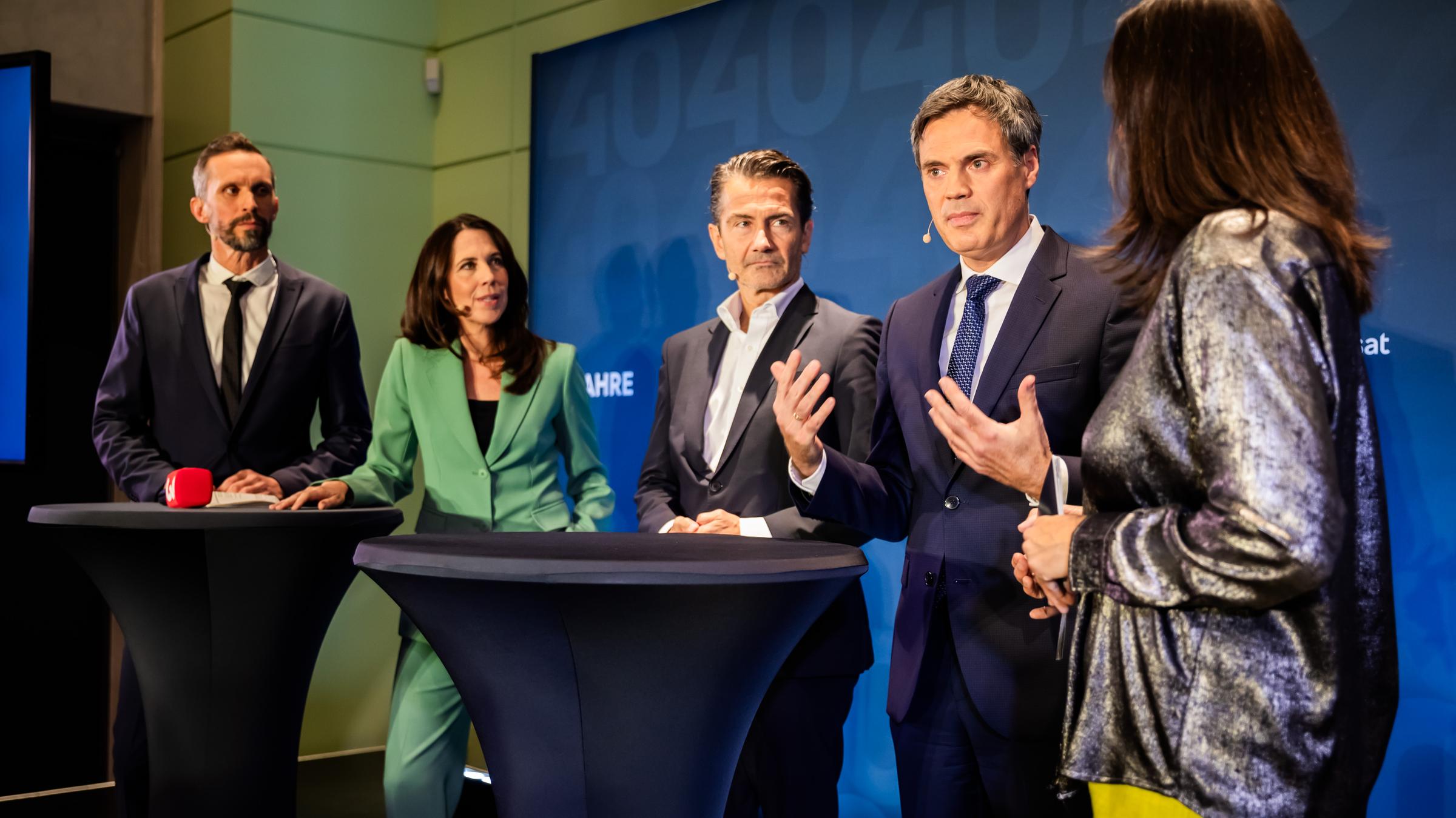 Drei Männer und zwei Frauen stehen in einer Reihe. ZDF-Intendant Himmler spricht.