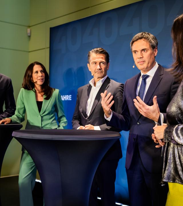 Drei Männer und zwei Frauen stehen in einer Reihe. ZDF-Intendant Himmler spricht.