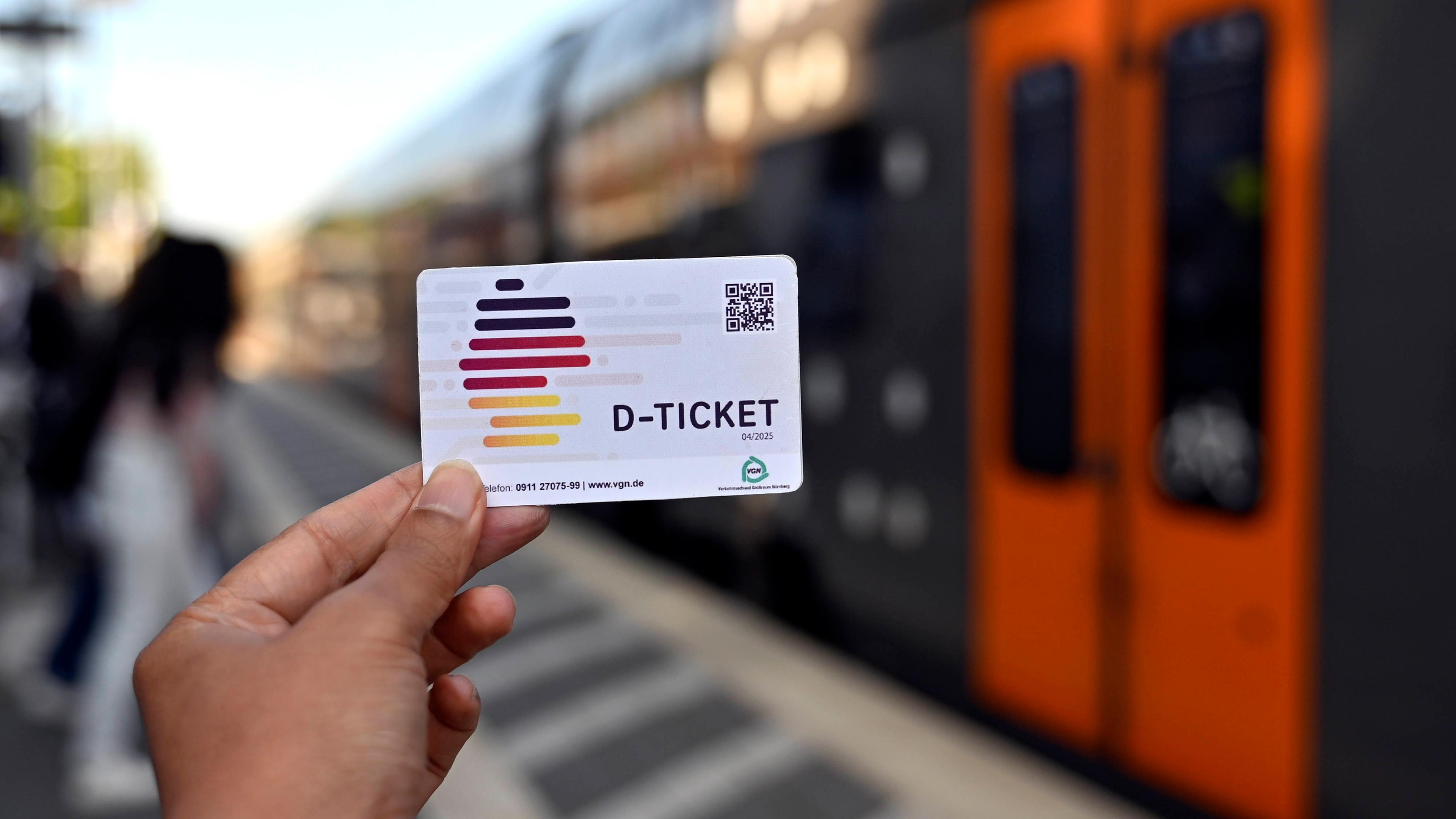 Mit dem Deutschland-Ticket können Kunden der Deutschen Bahn seit dem 1. Mai 2023 für nur 49 Euro pro Monat in allen Verkehrsmitteln des öffentlichen Nahverkehrs reisen.