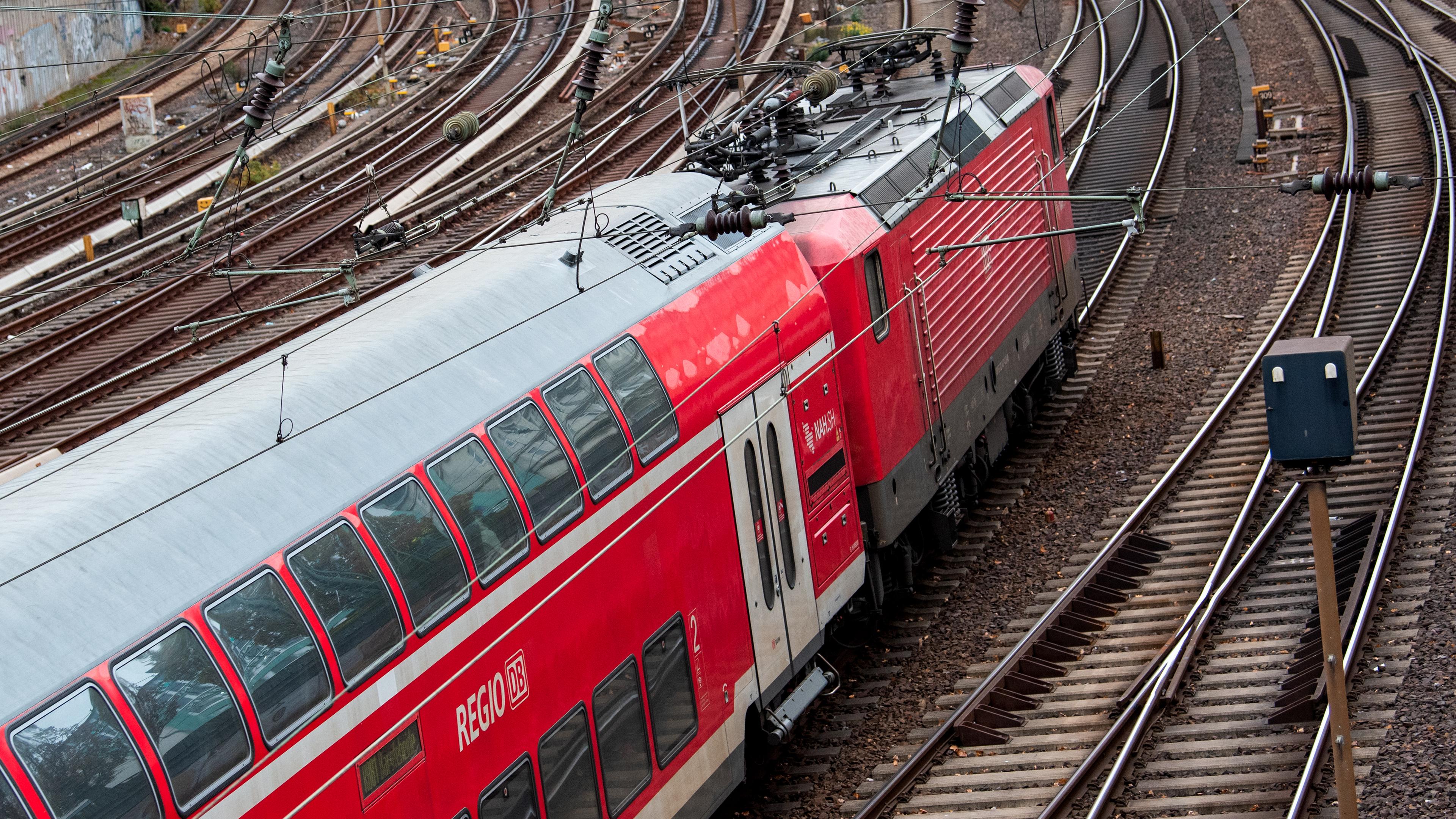 Ein Zug der DB Regio verlässt den Hamburger Hauptbahnhof.