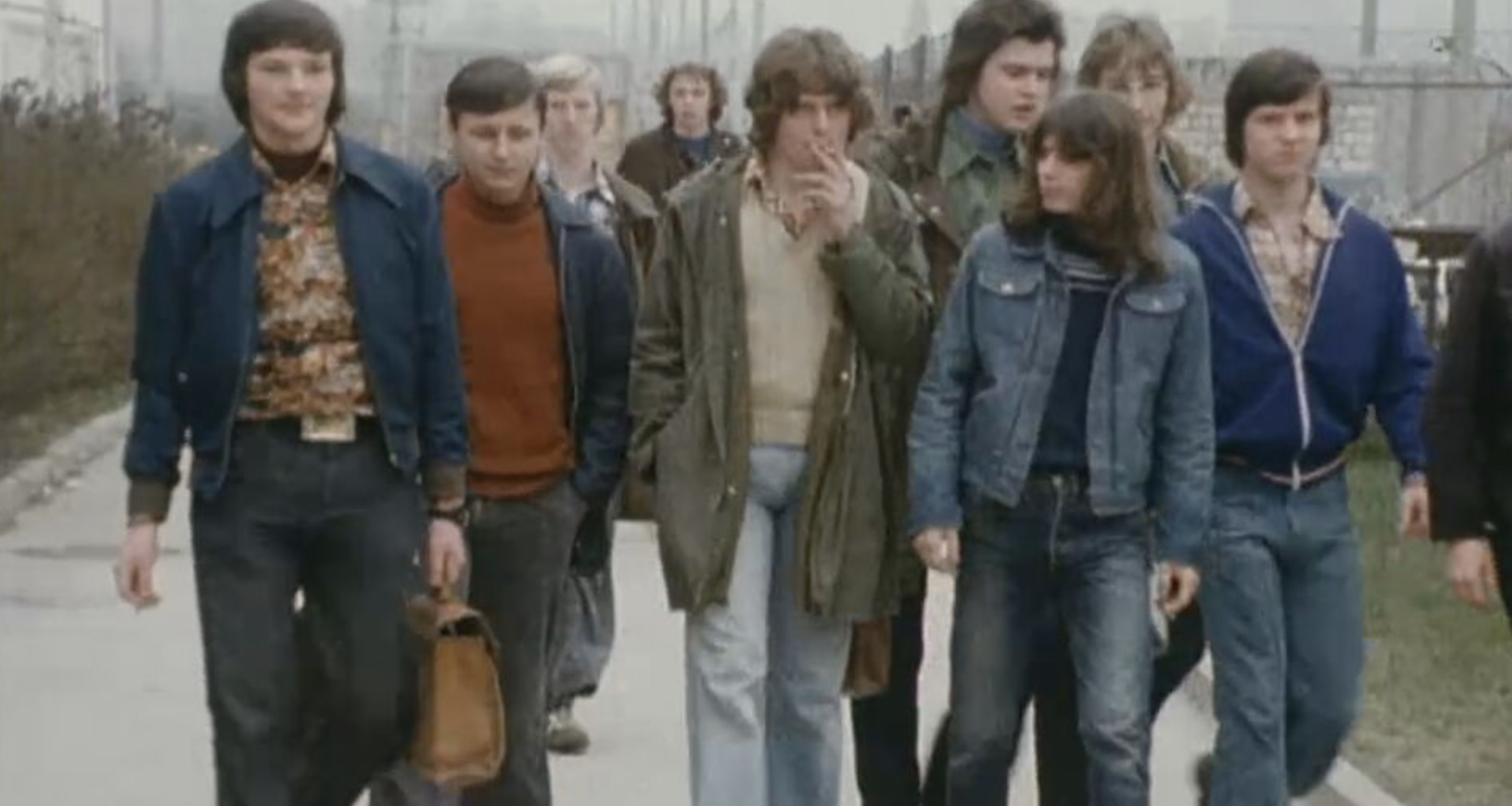 Eine Gruppe Menschen in Jeansjacken