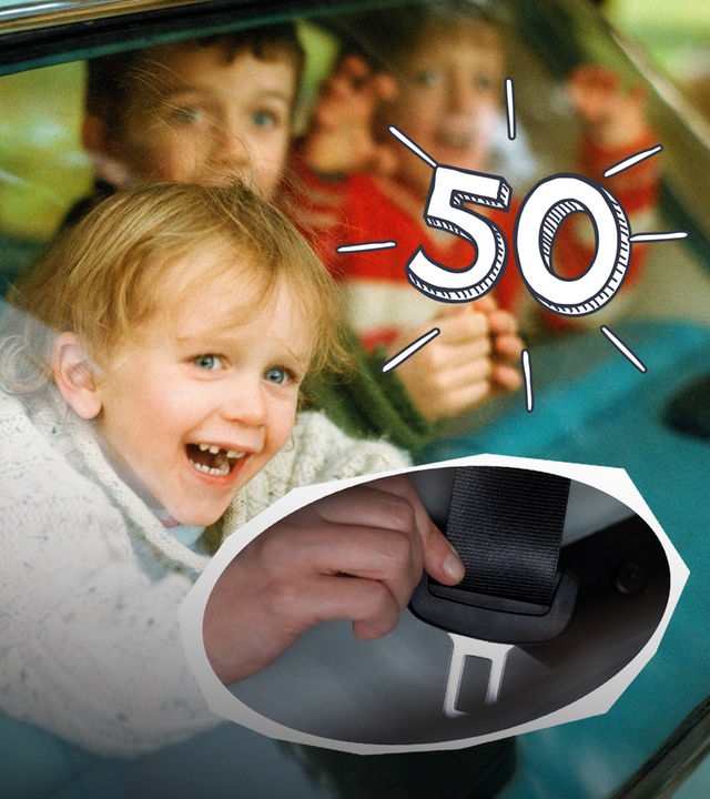 Drei Kinder sitzen im Auto; Eine Hand schnallt mit dem Gurt an; 50 Jahre