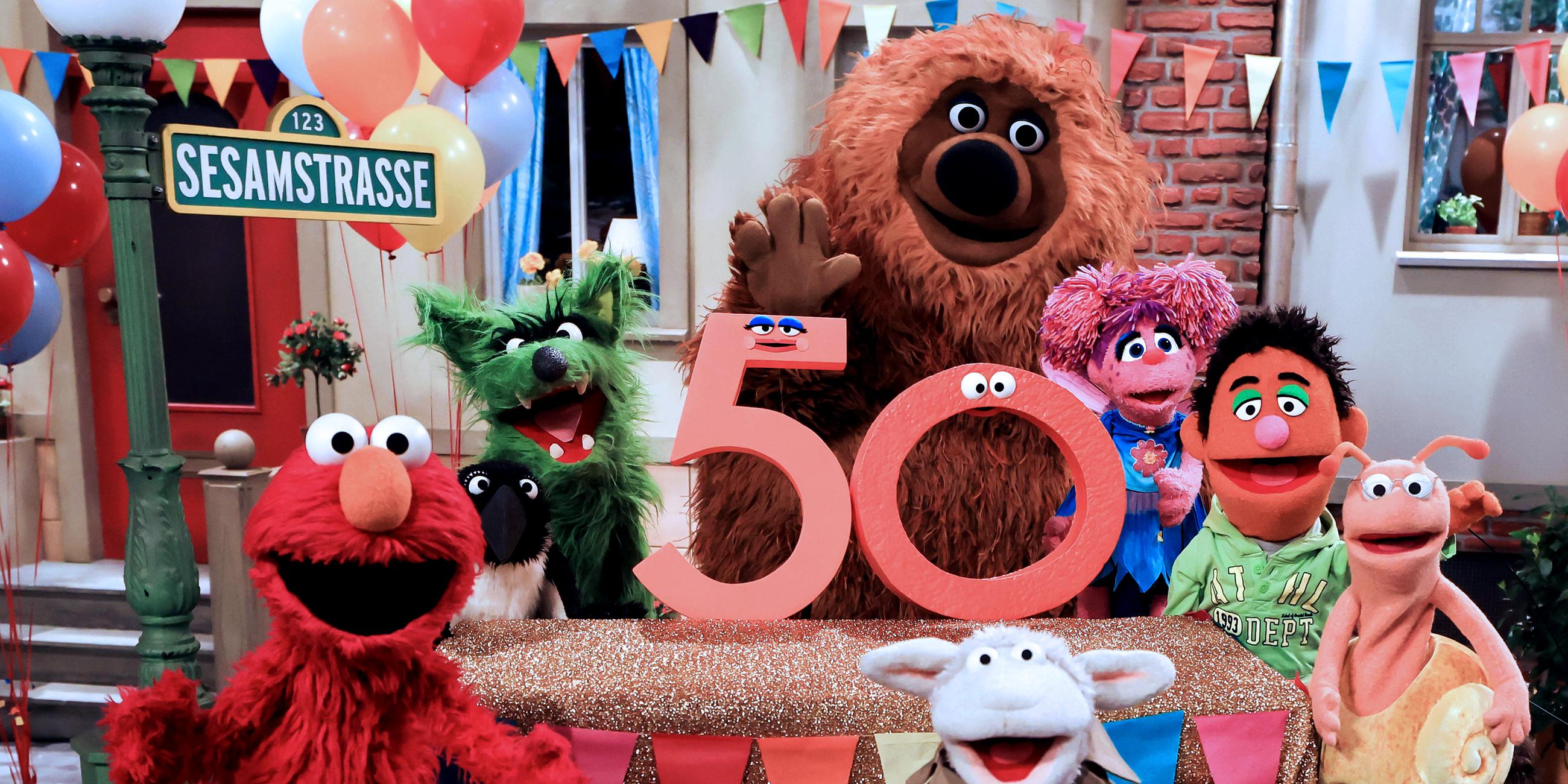 Figuren der Sesamstraße und ihre Puppenspieler bei einem Fototermin zu "50 Jahre Sesamstraße"