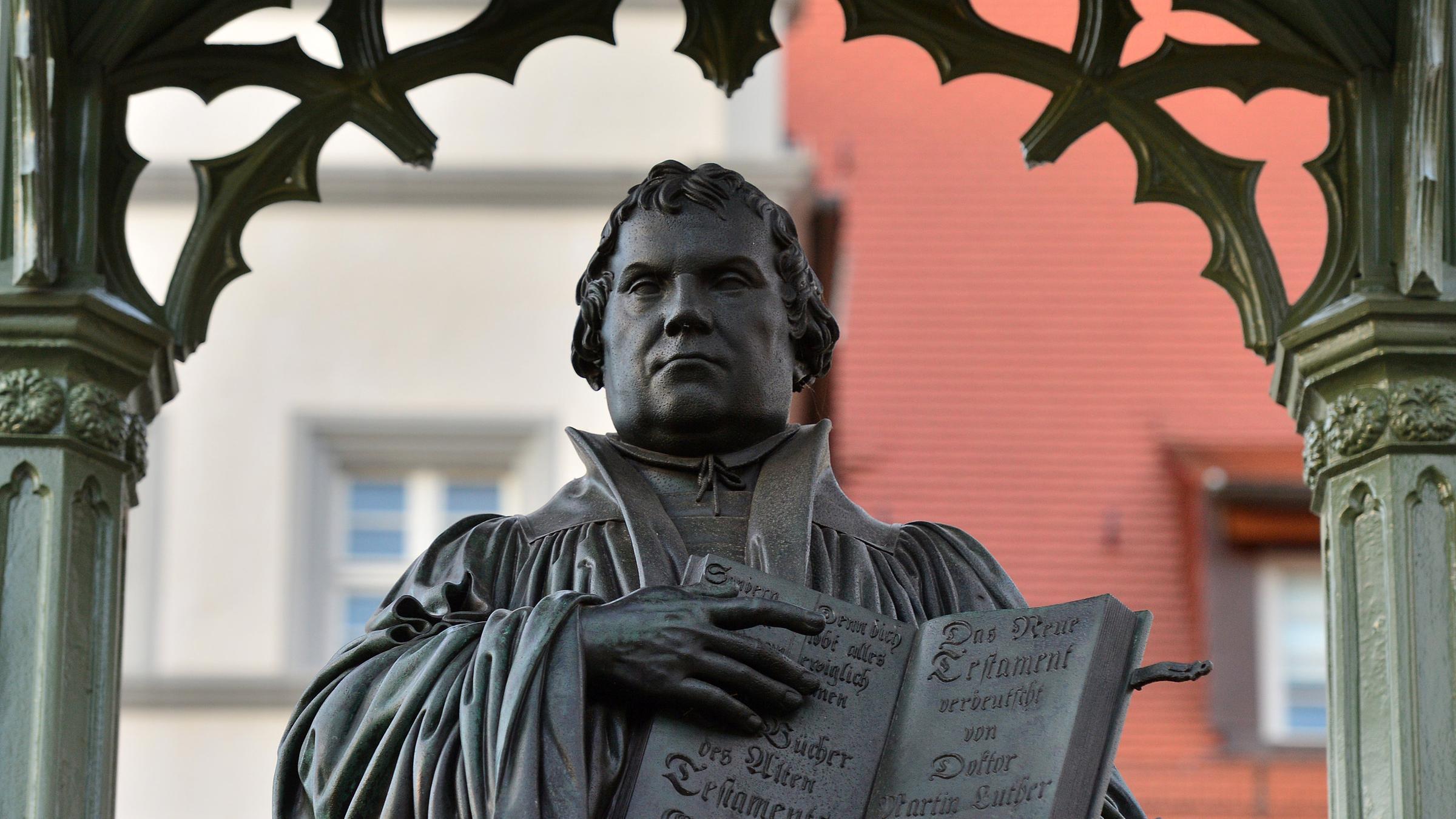 Лютер германия реформация. Памятник Мартину Лютеру в Германии. Памятник Мартину Лютеру в Дрездене.