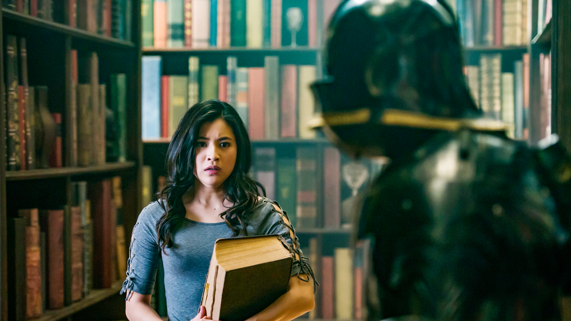 Kyra schaut verstört auf eine schwarze Rüstung.