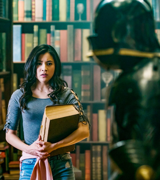 Kyra schaut verstört auf eine schwarze Rüstung.