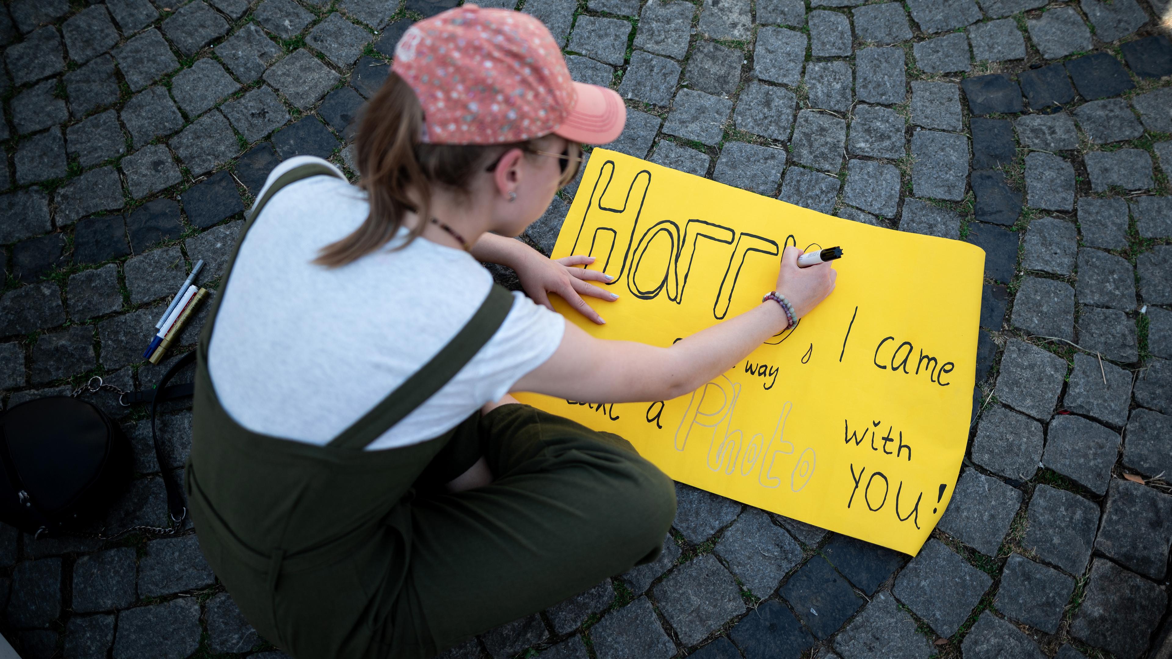 Nordrhein-Westfalen, Düsseldorf: Madeleine schreibt auf ein Banner "Harry, I came all the way to take a photo with you!" vor dem Besuch von Prinz Harry anlässlich der Eröffnung der 6. Invictus Games.