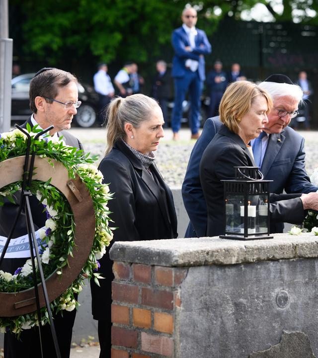 Bundespräsident Frank-Walter Steinmeier (r) und seine Frau Elke Büdenbender (2.v.r.) besuchen zusammen mit Izchak Herzog (l), Präsident von Israel, und seiner Frau Michal Herzog zu einem gemeinsamen Gedenken das Mahnmal Gleis 17 in Berlin und zünden dort Kerzen an