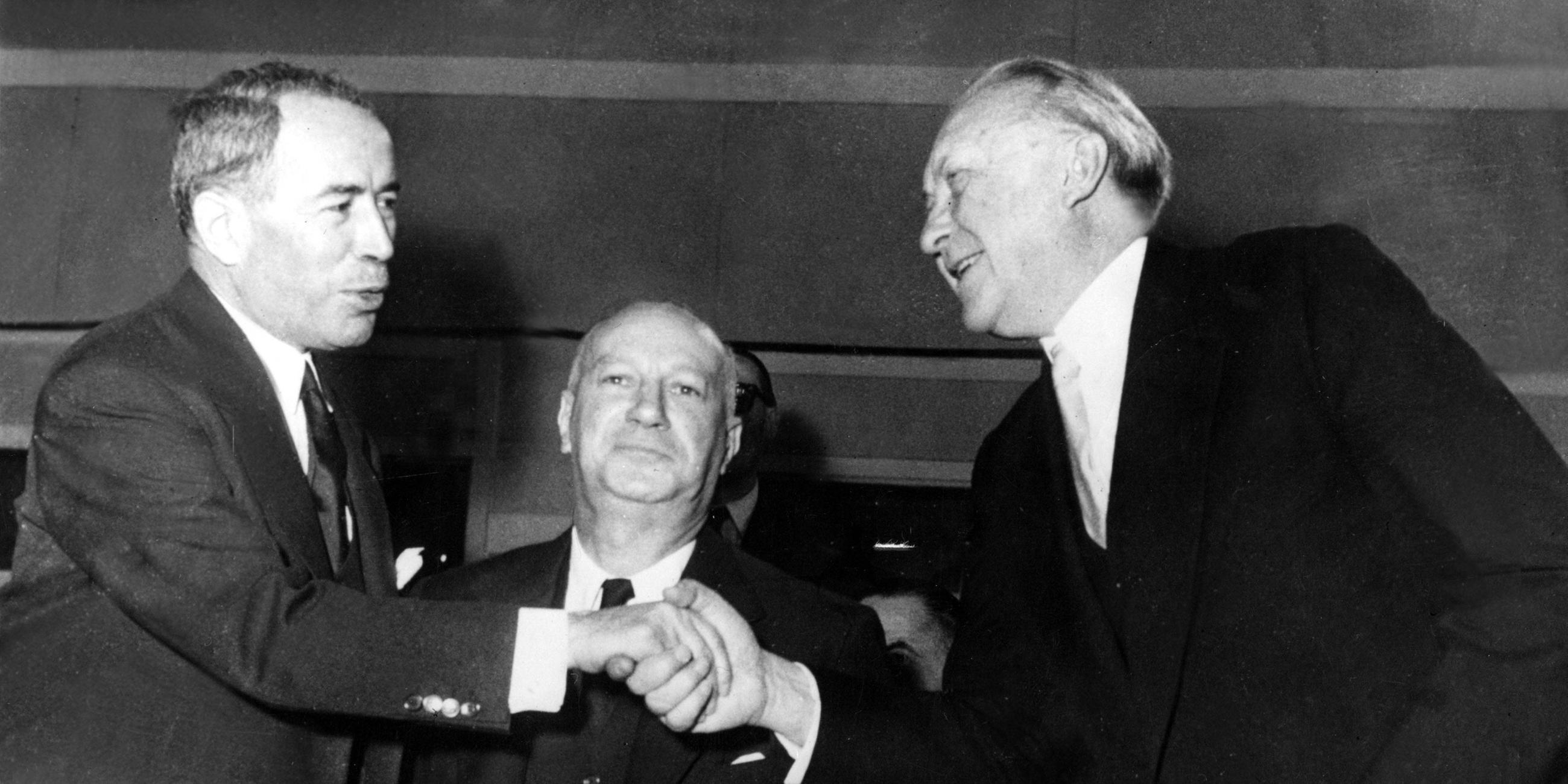 Konrad Adenauer und Antoine Pinay schütteln sich die Hände nach dem Beitritt Deutschlands zur NATO