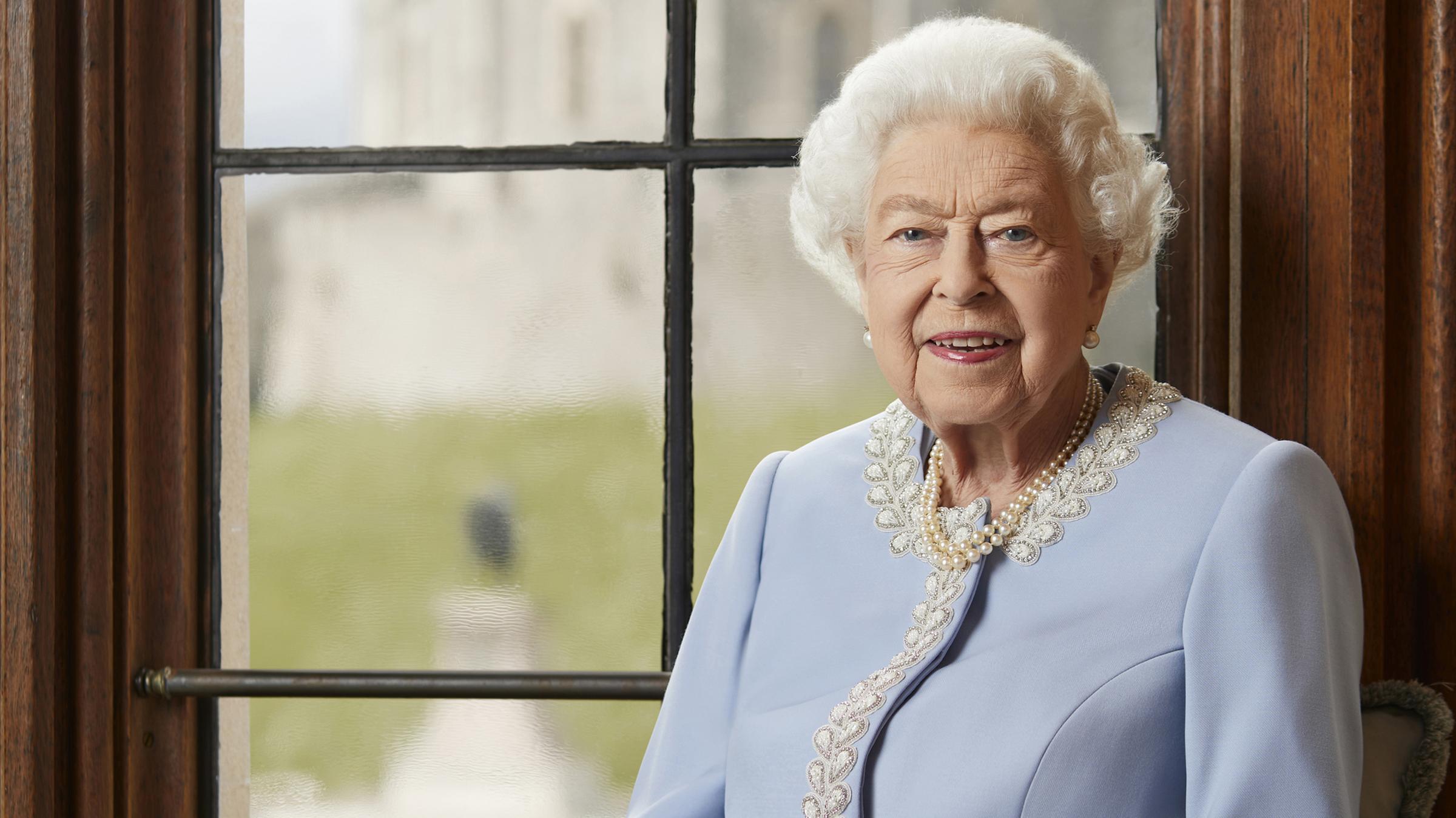 Das vom Buckingham Palast herausgegebene Handout-Foto zeigt das offizielle Platin-Jubiläumsporträt von Königin Elizabeth II, das kürzlich auf Schloss Windsor aufgenommen wurde. 