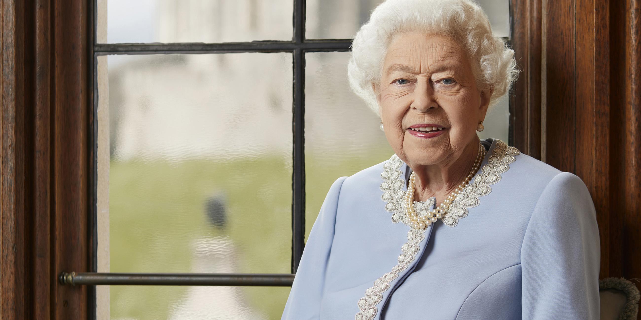 Das vom Buckingham Palast herausgegebene Handout-Foto zeigt das offizielle Platin-Jubiläumsporträt von Königin Elizabeth II, das kürzlich auf Schloss Windsor aufgenommen wurde. 