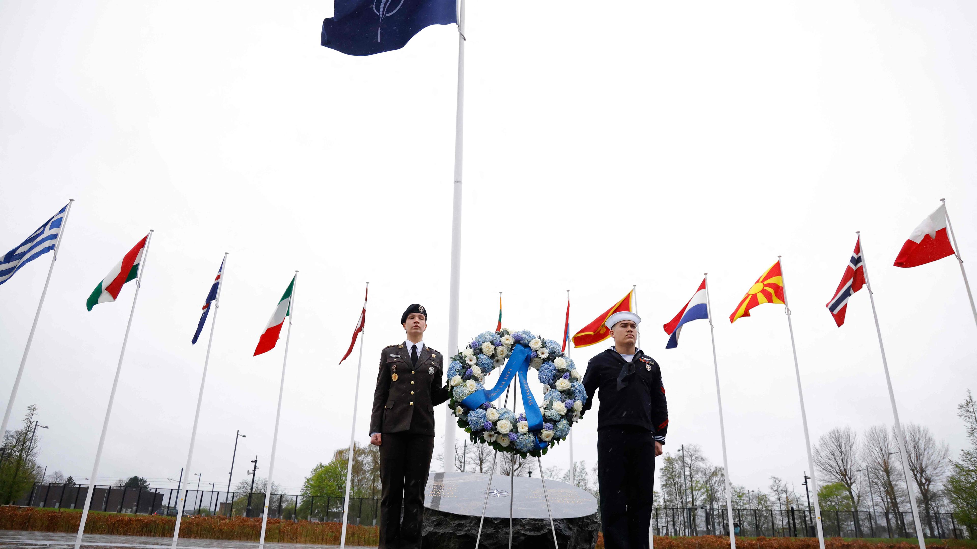 Mitglieder der NATO-Streitkräfte warten am 4. April 2024 am Flaggenkreis vor dem NATO-Hauptquartier in Brüssel auf den Beginn der Kranzniederlegung anlässlich des 75-jährigen Bestehens des Bündnisses der Nordatlantikpakt-Organisation (NATO). 