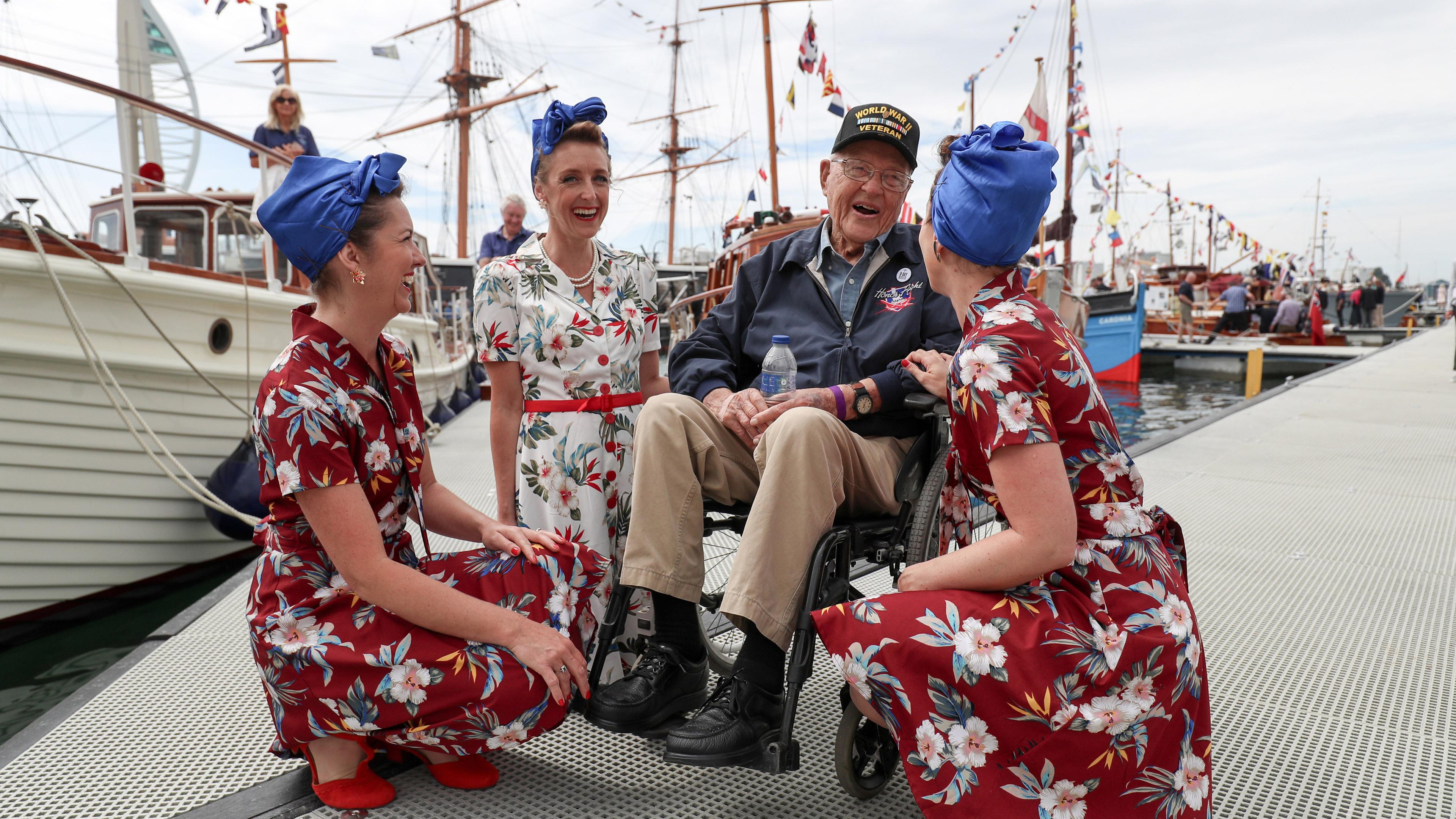 US D-Day-Veteran Bert Chandler trifft mit Mitgliedern der Charlalas Close Harmony Group am 02.06.2019 in Portsmouth (Grossbritannien) 