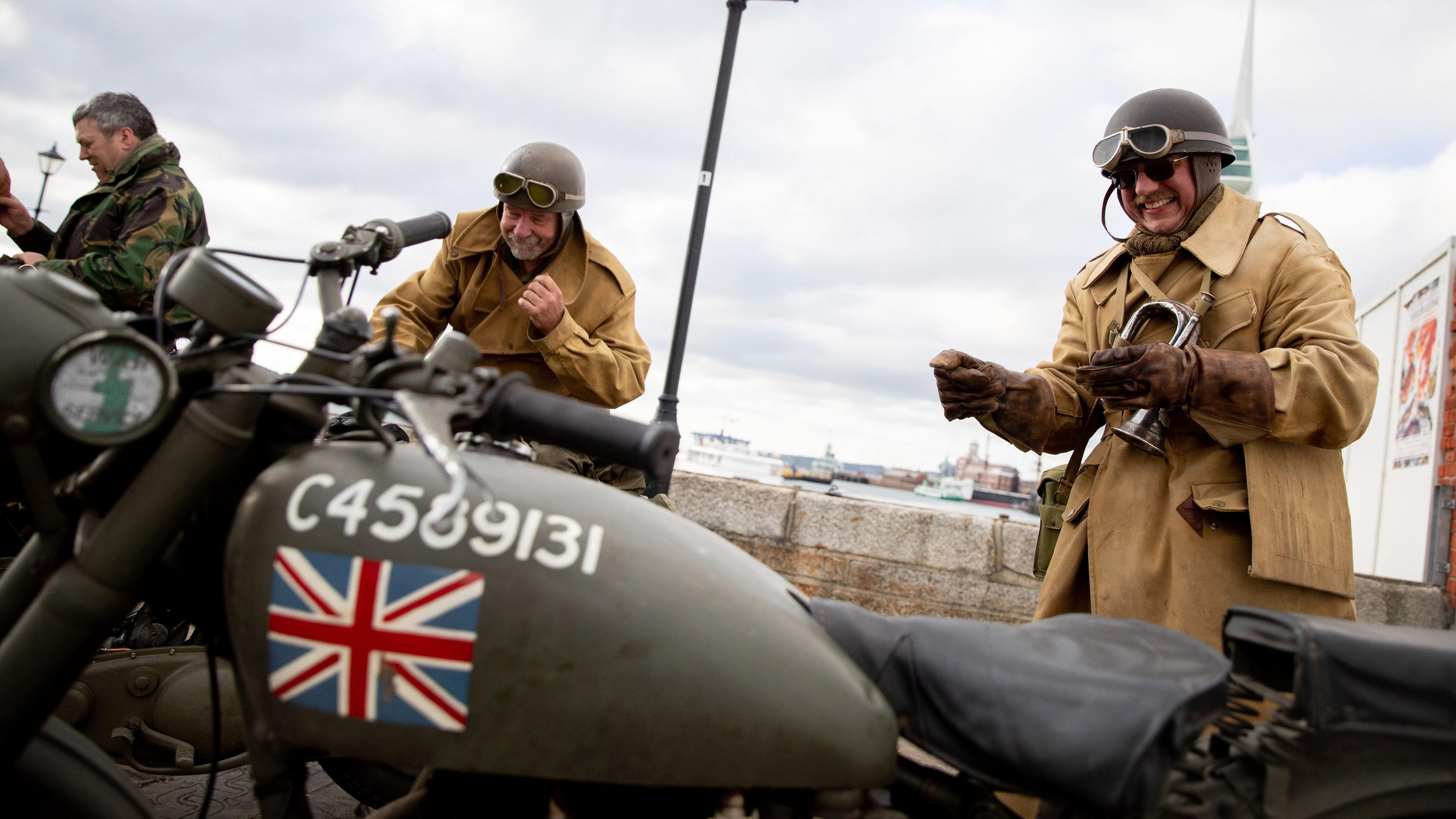 Drei Briten stehen in historischen Uniformen am 04.062019 in Portsmouth  (Großbritannien)
