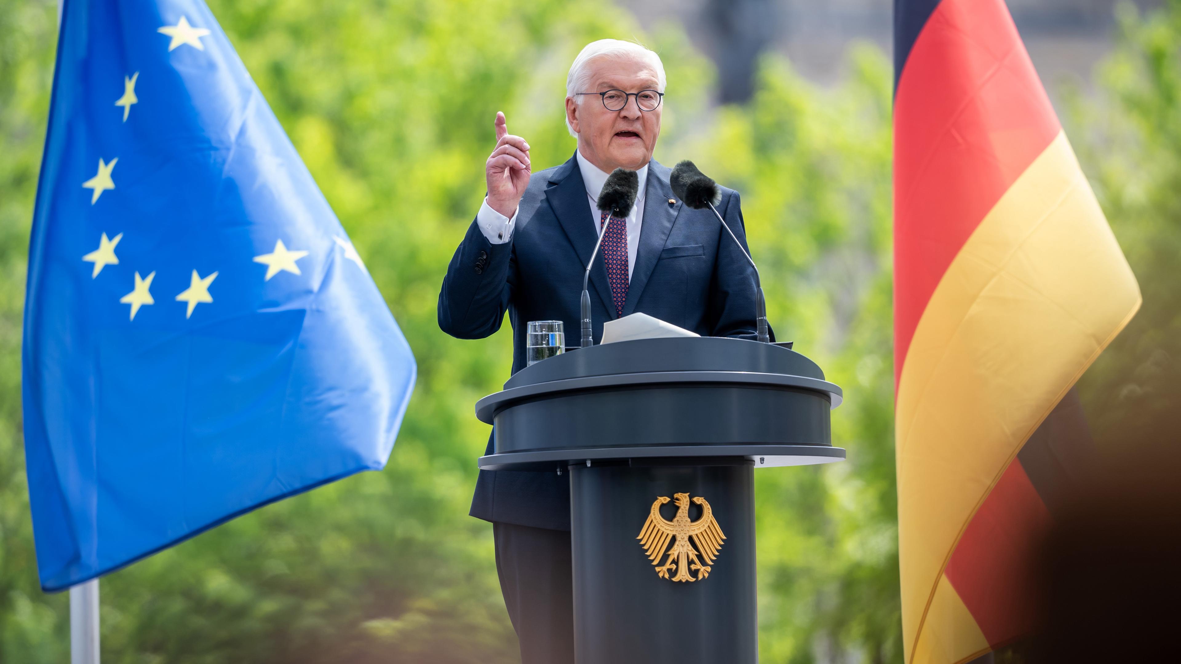  Bundespräsident Frank-Walter Steinmeier spricht beim Staatsakt zu "75 Jahre Grundgesetz" auf dem Forum zwischen Bundestag und Bundeskanzleramt.