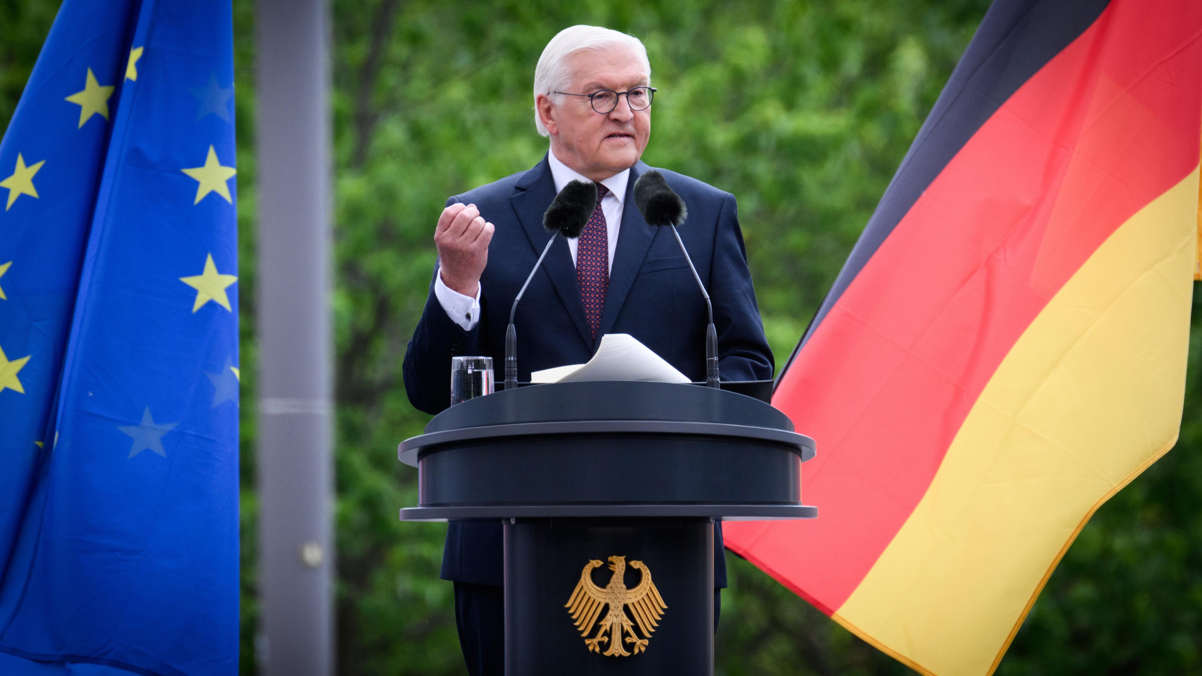Bundespräsident Frank-Walter Steinmeier spricht beim Staatsakt zu "75 Jahre Grundgesetz" auf dem Forum zwischen Bundestag und Bundeskanzleramt. 