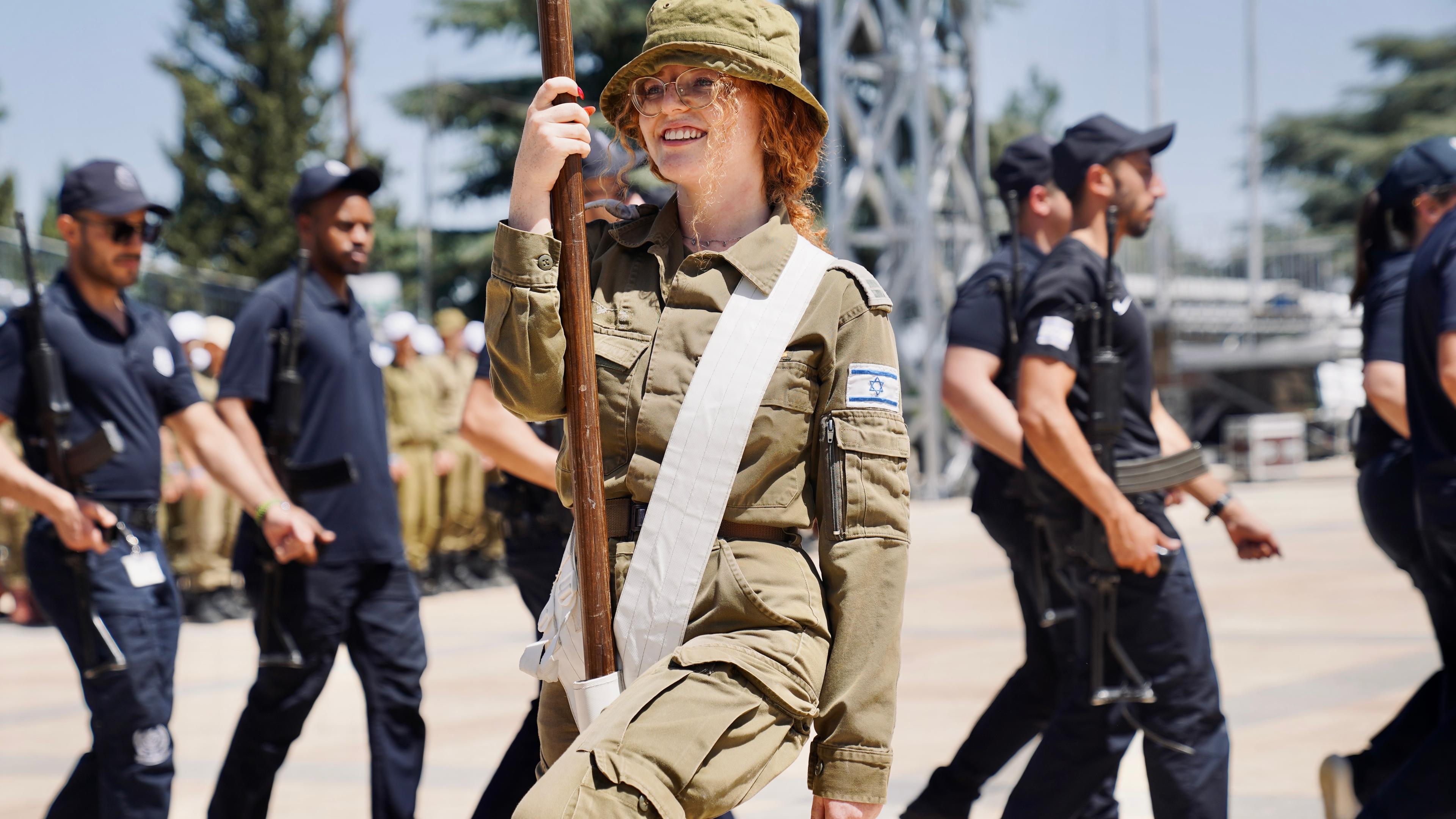 Offizierin Rina Barth als Fahnenträgerin bei den Proben für die Militärparade zum 75. Jahrestag der Unabhängigkeit Israels.