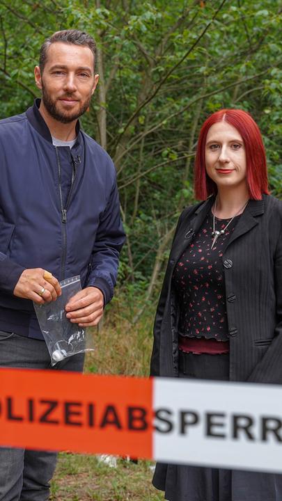 Sven Voss und Kriminalpsychologin Lydia Benecke am Tatort.