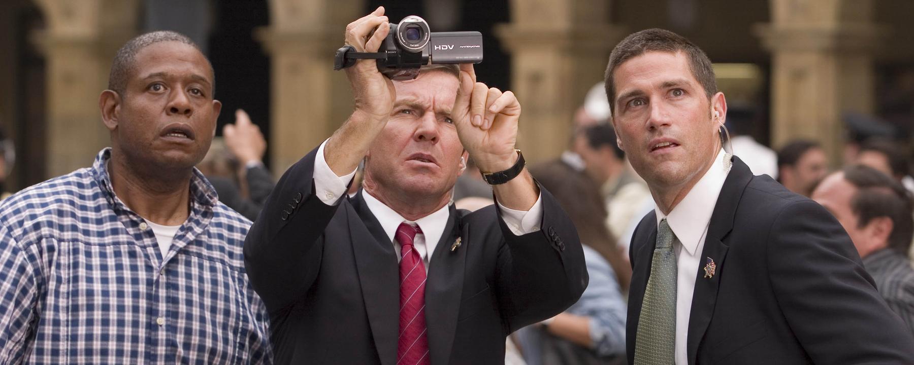 Barnes (Dennis Quaid, M.) Instinkt sagt ihm, dass auf der Kamera von Howard Lewis (Forest Whitaker, l.) etwas zu sehen ist, das sie zum Attentäter führen könnte.