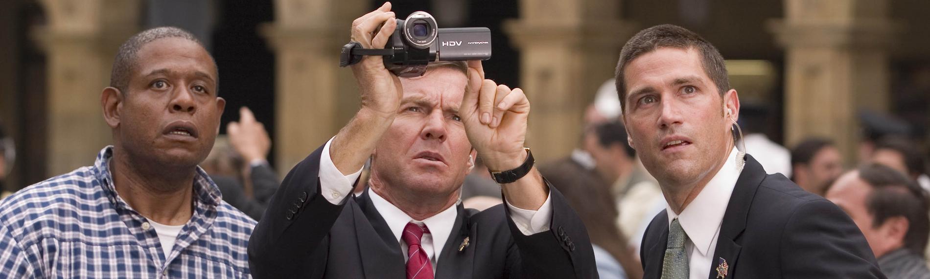 Barnes (Dennis Quaid, M.) Instinkt sagt ihm, dass auf der Kamera von Howard Lewis (Forest Whitaker, l.) etwas zu sehen ist, das sie zum Attentäter führen könnte.