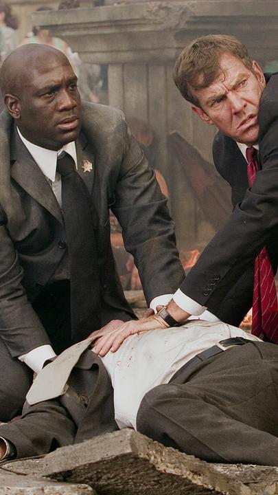 Nach einem verheerenden Anschlag müssen sich die Secret-Service Agenten Barnes (Dennis Quaid, r.) und Holden (Richard T. Jones, l.) einen Überblick verschaffen, um die Hintermänner dieser blutigen Tat zu finden. 