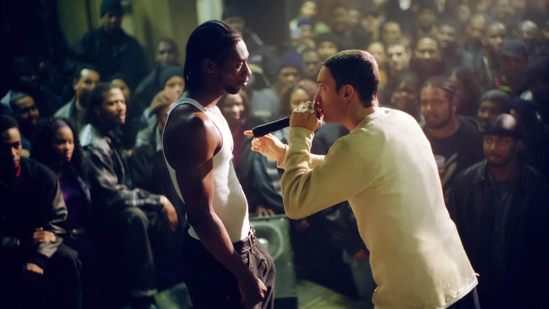 Bei einem Rap-Battle kann Jimmy Rabbit (Eminem, r.) seinen Rivalen Lotto (Nashawn Breedlove, l.) schlagen. Mit Hilfe seiner unkonventionellen Art und seiner Offenlegung des eigenen Versagens gelingt es ihm, das Publikum auf seine Seite zu ziehen.