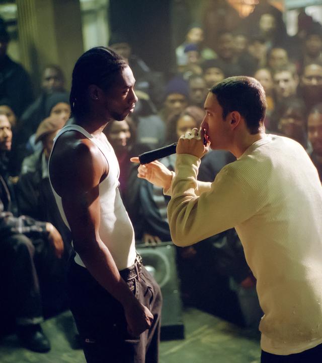 Bei einem Rap-Battle kann Jimmy Rabbit (Eminem, r.) seinen Rivalen Lotto (Nashawn Breedlove, l.) schlagen. Mit Hilfe seiner unkonventionellen Art und seiner Offenlegung des eigenen Versagens gelingt es ihm, das Publikum auf seine Seite zu ziehen.