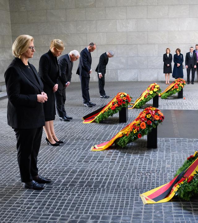 Bundespräsident Frank-Walter Steinmeier (M) legt zusammen mit den Repräsentantinnen und Repräsentanten der Verfassungsorgane des Bundes (l-r), Anke Rehlinger (SPD), Ministerpräsidentin des Saarlands und amtierende Bundesratspräsidentin, Bundestagspräsidentin Julia Klöckner (CDU), Bundeskanzler Friedrich Merz (CDU), und Stephan Harbarth, Präsident des Bundesverfassungsgerichts, an der Neuen Wache, der zentralen Gedenkstätte der Bundesrepublik Deutschland für die Opfer von Krieg und Gewaltherrschaft, einen Kranz nieder.