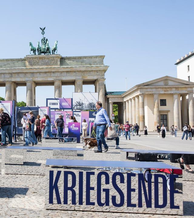 Besucher bei der Eröffnung zur Ausstellung "...endlich Frieden?!" im Rahmen der Themenwoche "80 Jahre Kriegsende - Befreiung Europas vom Nationalsozialismus" am Pariser Platz, Berlin