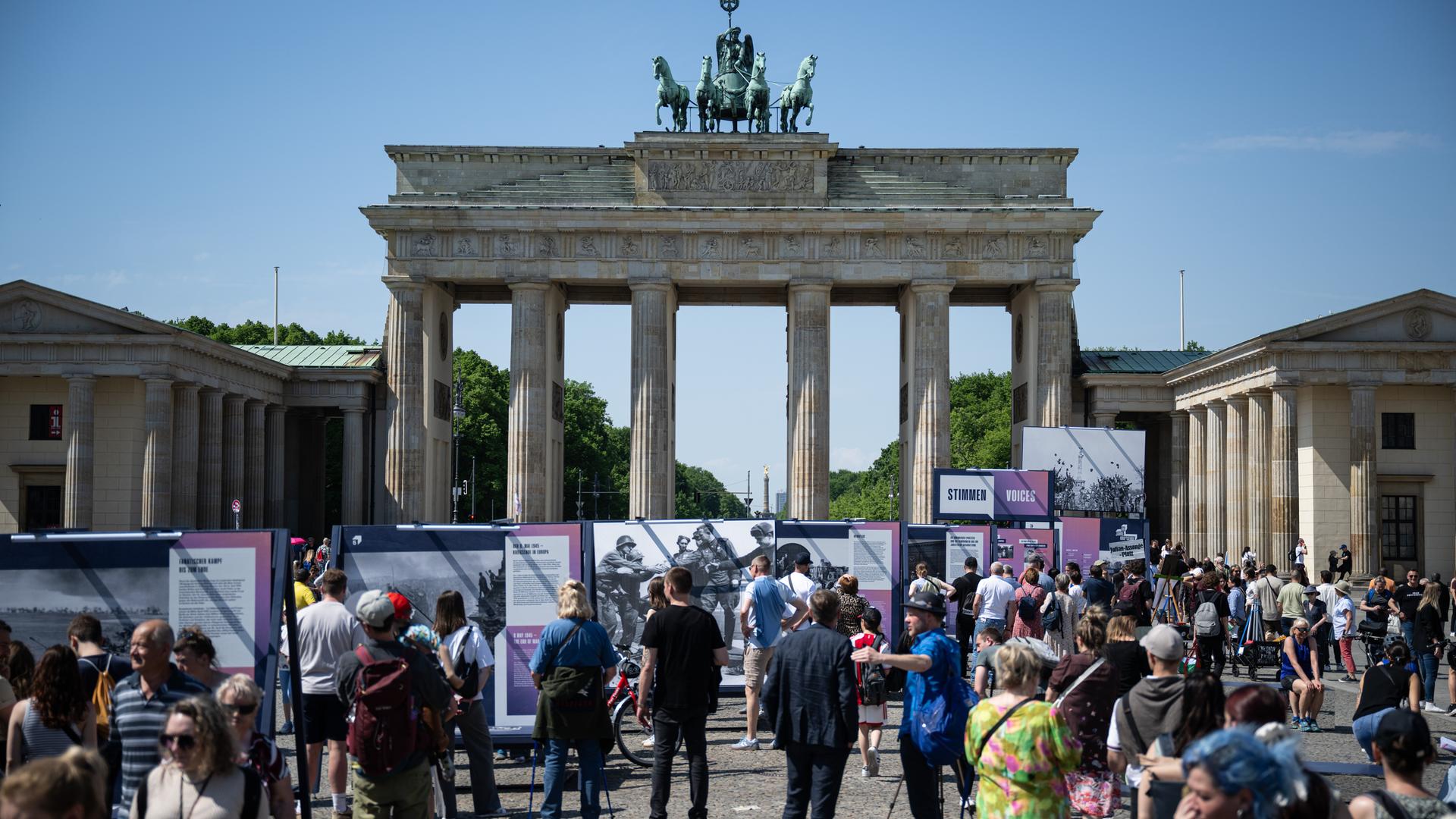 Menschen besuchen die Ausstellung vor dem Brandenburger Tor