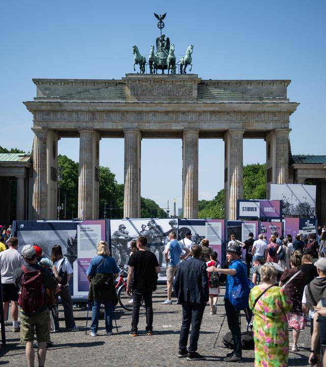 Menschen besuchen die Ausstellung vor dem Brandenburger Tor